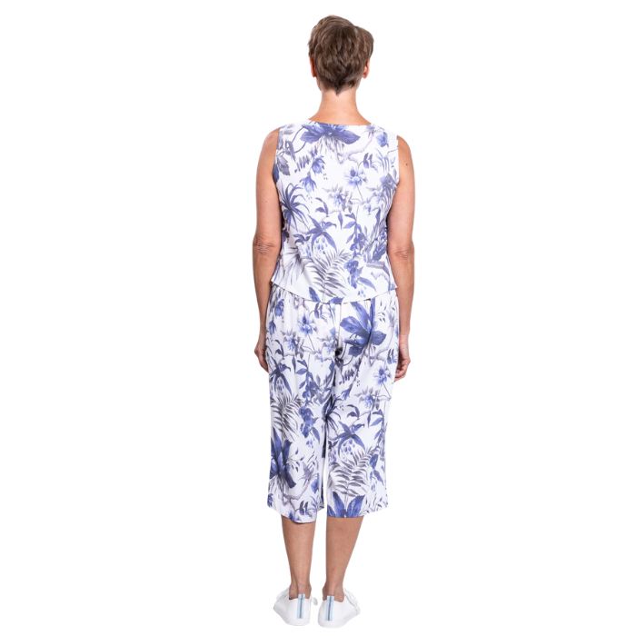 female model wearing peri palm bella capri pants and peri palm havana tank top back view on white background