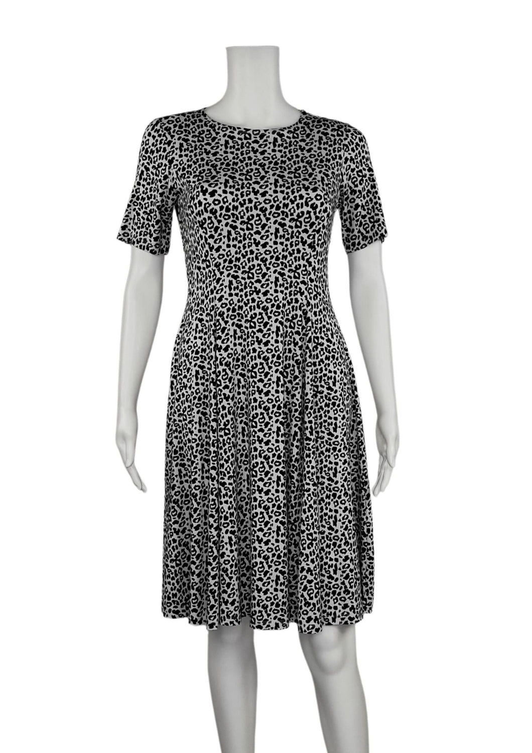 The Leopard Print Bamboo Twirl Dress is a simple and elegant style with a luxurious look and feel. Similar to the Swing Dress, it is a compliment to all body shapes with its princess line fit, round neck, 3/4 sleeve and 3