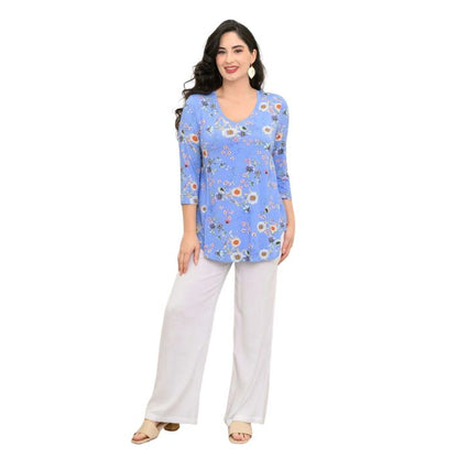 female model wearing peri daisy print jackie top and white landon pants front view on white backround