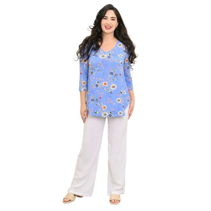 female model wearing peri daisy print jackie top and white landon pants front view on white backround