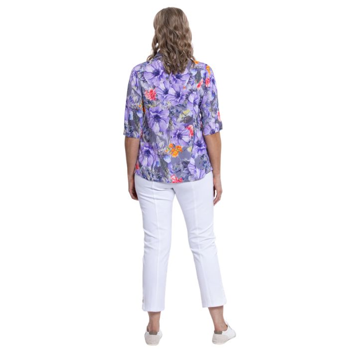 model wearing violet bloom print lorine blouse and white nadine cropped pants back view on whitte background