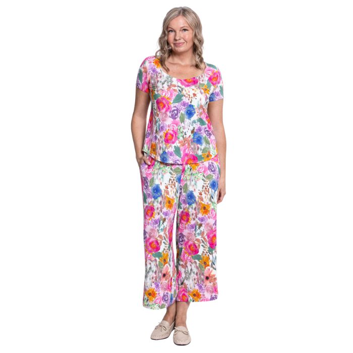 female model wearing pink bouquet print ritzy top and pink bouquet pants front view on white background