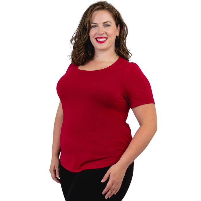 female model wearing lipstick red tessa tee side view on white background