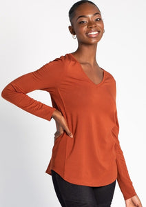A unique twist on a basic V-neck Top! The Kelsey Ribbed Tee is made with a cozy soft bamboo French terry fabric. The side rib paneling provides extra flair and movement while flattering the body.   Fabrication: 95% Viscose from Bamboo 5% Spandex TERRERA color brown sugar $74.00