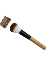 Brush on a beautiful face anywhere with the Fluffy Powder & Bronzer Brush. Urban Spa's vegan fibre brushes are perfect for the bathroom, boardroom or your backpack. The Fluffy Powder and Bronzer Brush is perfect to apply bronzer or setting powder.  Perfect for travel. To apply makeup on the face. Eco-friendly materials. $17.00