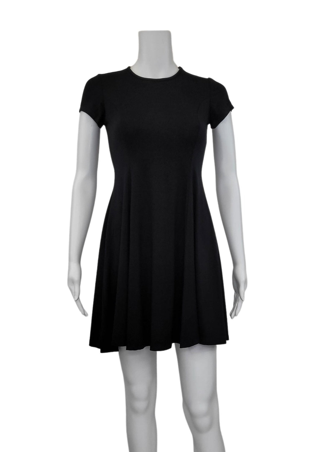  The Black Bamboo Swing Dress is a simple and elegant style with a luxurious look and feel. A compliment to all body shapes with its princess line fit, round neck and short sleeve. Proudly made in Canada 92% rayon from bamboo 8% Spandex  Eco-Essentials black $75.00